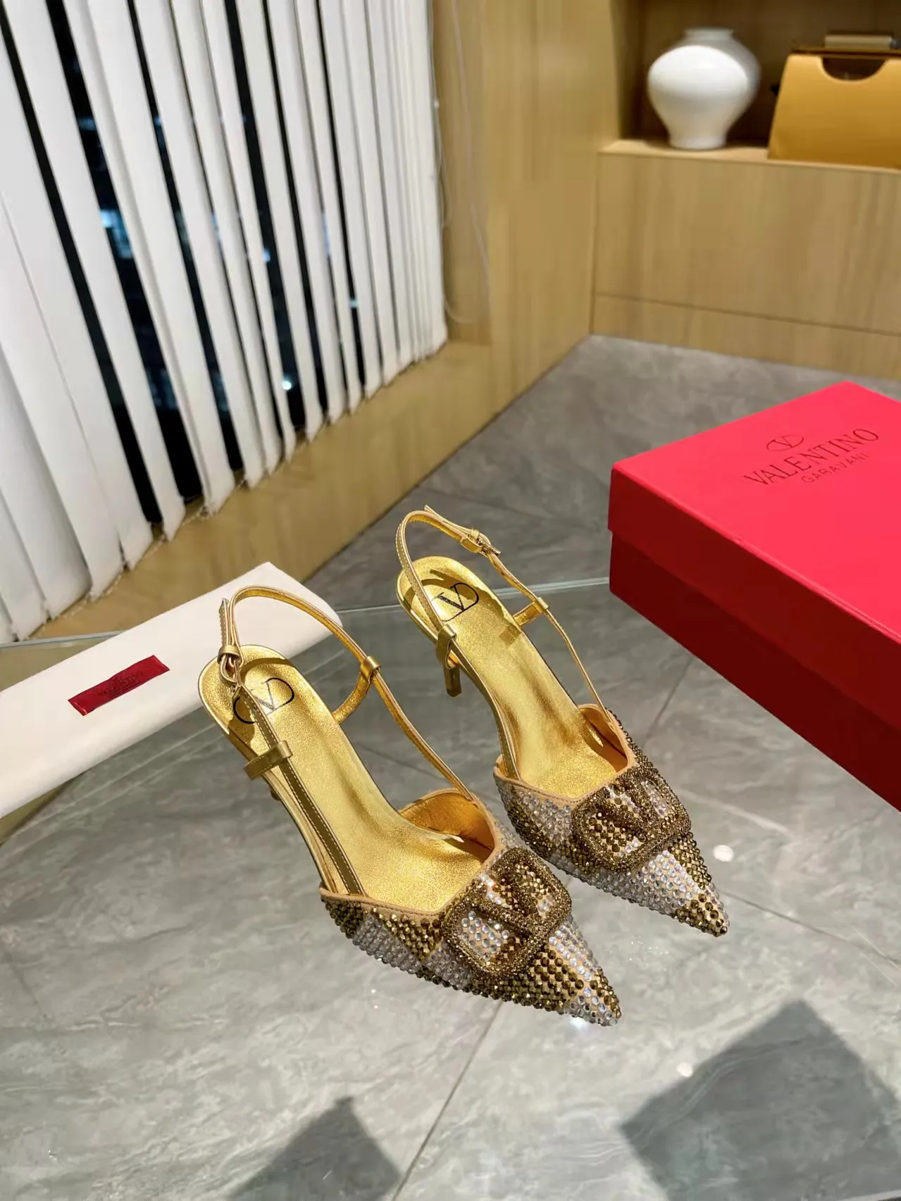 👟👟Ex-factory price 440👟👟 Genuine leather sole + 40 Kloesch diamond buckle Valentino.Valentino big v buckle single shoes ㊙️Latest series of counter genuine version with perfect details. Authentic products are made one to one. All details are consistent with genuine ones. The upper foot is very pedicure type. The key point is that it is very good and easy to control. It does not wear the feet and does not tire the feet. It is a walking artifact. The last shape is completely compared to the counter. The details are perfect. It is impossible to make such an exquisite product without the original version. Exclusive molded brass color. The highest version on the market. Fabric: imported sheepskin, lining and foot pads are all sheepskin. Color: 13 colors available. Sizes (34 to 42). Customized size 34 and 42. Non-returnable and non-exchangeable. Heel height: 7CM. Rubber sole. Genuine leather sole +40